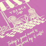 Een detailopname van een roze-paars T-shirt met een crèmekleurige grafische print | Ydence cafe | Jo&Co Club