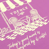 Een detailopname van een roze-paars T-shirt met een crèmekleurige grafische print | Ydence cafe | Jo&Co Club