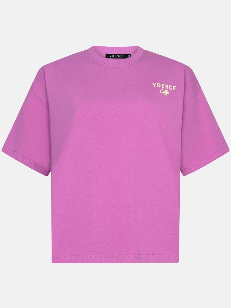 Een vrijstaande productfoto van een T-shirt tegen een lichtgrijze achtergrond | Ydence cafe | Jo&Co Club