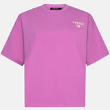 Een vrijstaande productfoto van een T-shirt tegen een lichtgrijze achtergrond | Ydence cafe | Jo&Co Club
