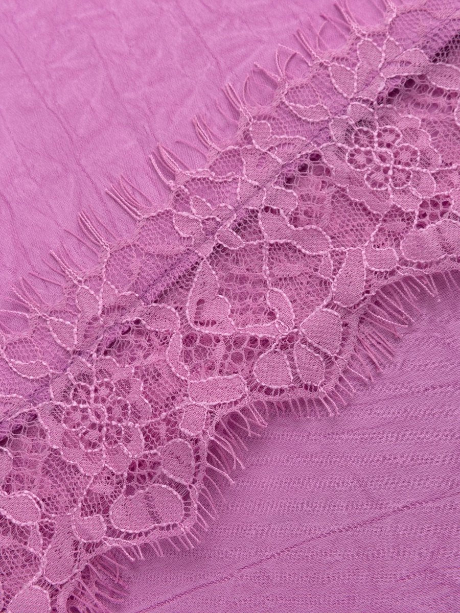 Detailopname van een lila kledingstuk | Ydence Callie | Jo&Co Club
