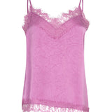 Een vrijstaande productfoto van een roze-paarse camisole top tegen een witte achtergrond | Ydence Callie | Jo&Co Club