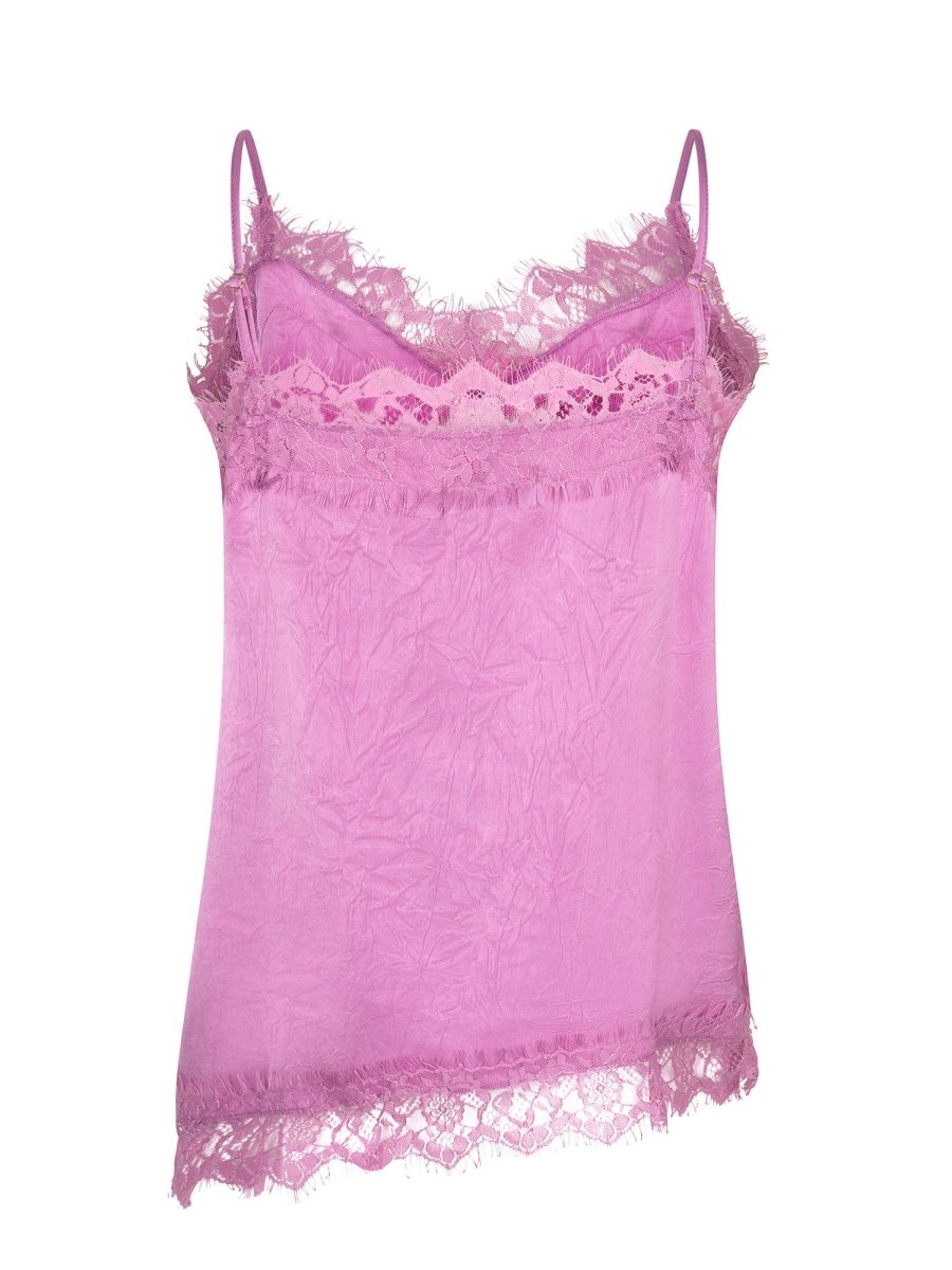 Een vrijstaande productfoto van een roze/paarse camisole top tegen een witte achtergrond | Ydence Callie | Jo&Co Club
