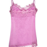 Een vrijstaande productfoto van een roze/paarse camisole top tegen een witte achtergrond | Ydence Callie | Jo&Co Club