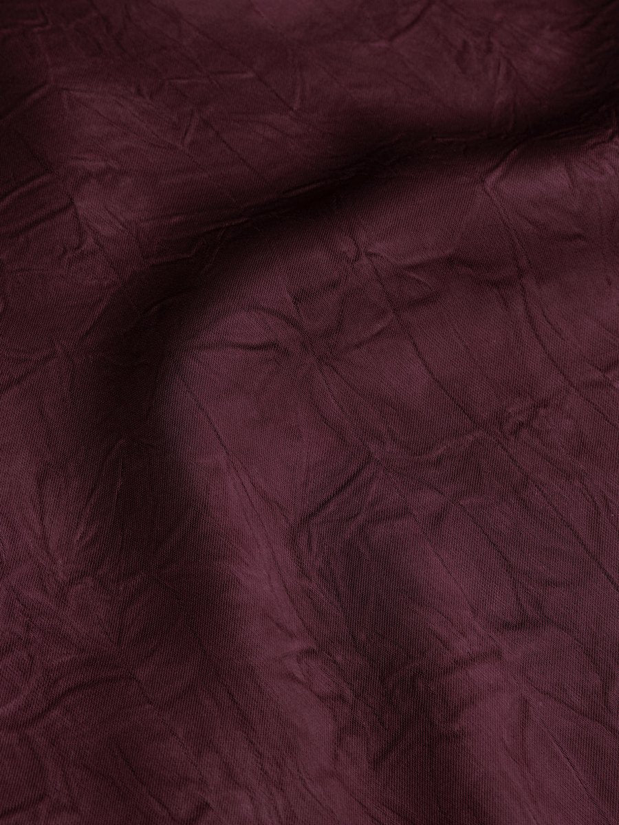 Detailopname van de stof van een top in pruim | Ydence Camille | Jo&Co Club