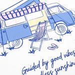 Een close-up detailfoto van een print op een wit kledingstuk | Ydence Camper | Jo&Co Club