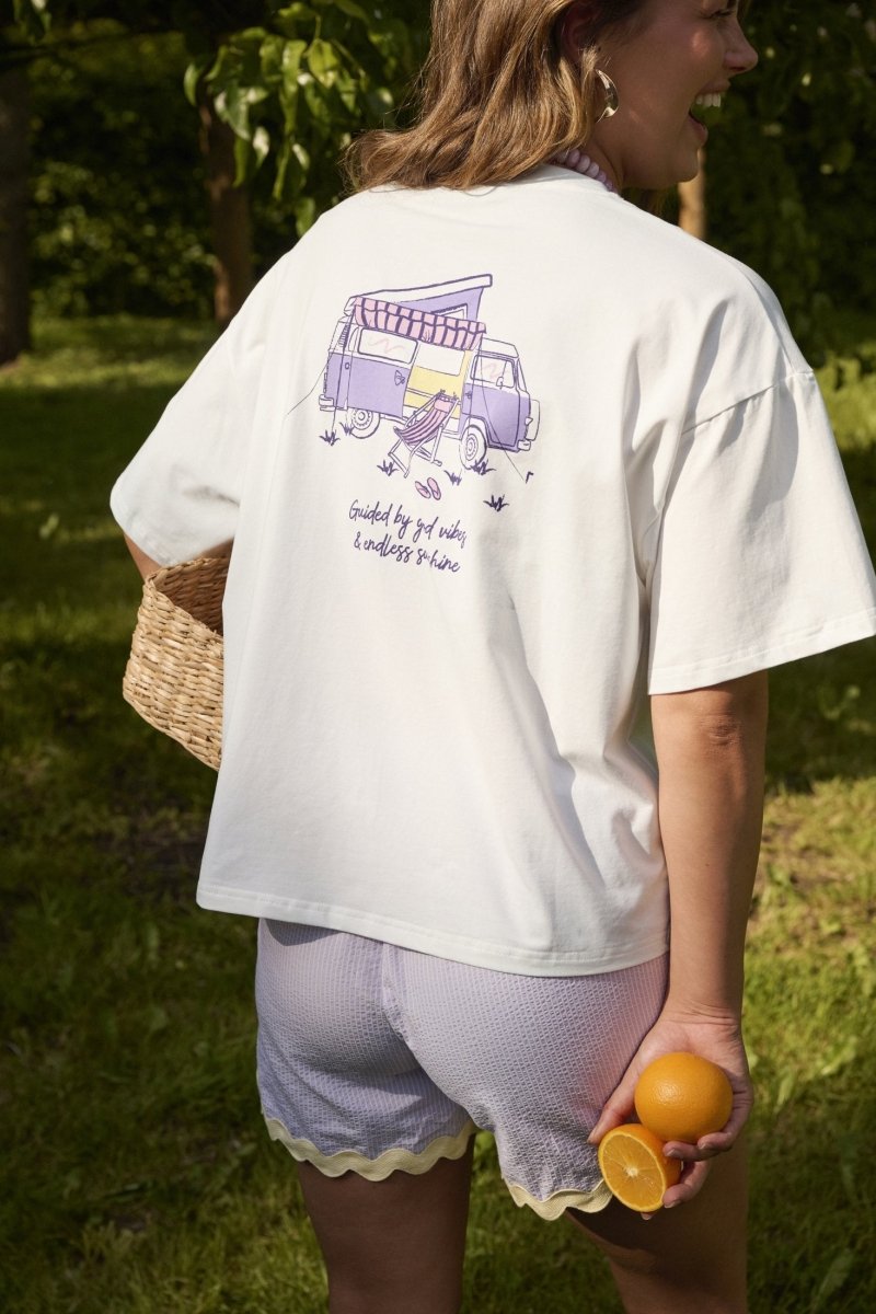 Model draagt het Ydence Camper t-shirt met camperprint