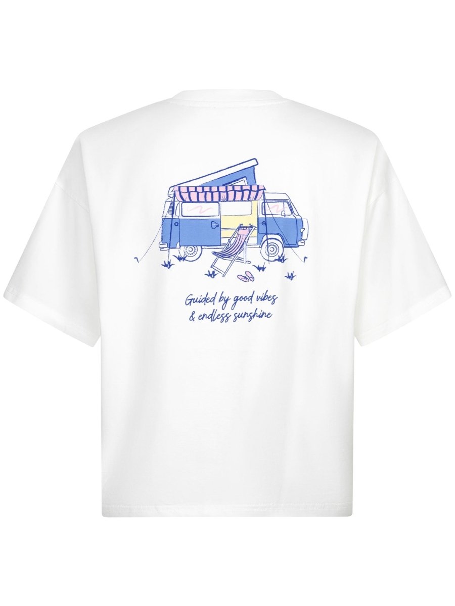 Een wit T-shirt wordt van de achterkant getoond, liggend op een witte achtergrond | Ydence Camper | Jo&Co Club