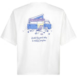 Een wit T-shirt wordt van de achterkant getoond, liggend op een witte achtergrond | Ydence Camper | Jo&Co Club