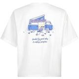 Een wit T-shirt wordt van de achterkant getoond, liggend op een witte achtergrond | Ydence Camper | Jo&Co Club