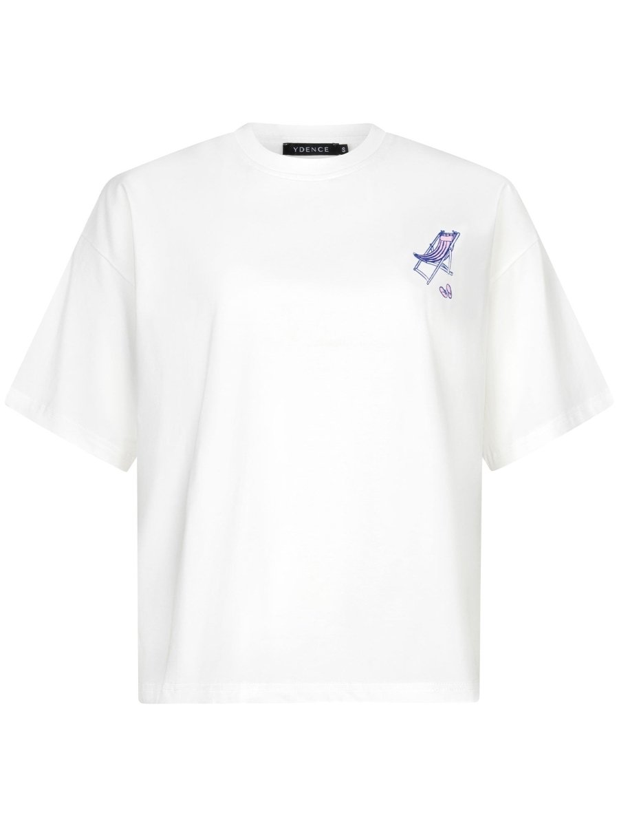 Een wit T-shirt met een oversized pasvorm, plat gefotografeerd tegen een witte achtergrond | Ydence Camper | Jo&Co Club