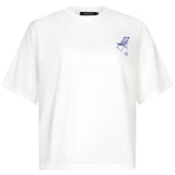 Een wit T-shirt met een oversized pasvorm, plat gefotografeerd tegen een witte achtergrond | Ydence Camper | Jo&Co Club