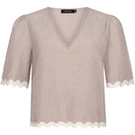 Een vrijstaande productfoto van een blouse met een zandkleurige en witte verticale streep | Ydence Coco | Jo&Co Club