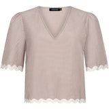 Een vrijstaande productfoto van een blouse met een zandkleurige en witte verticale streep | Ydence Coco | Jo&Co Club