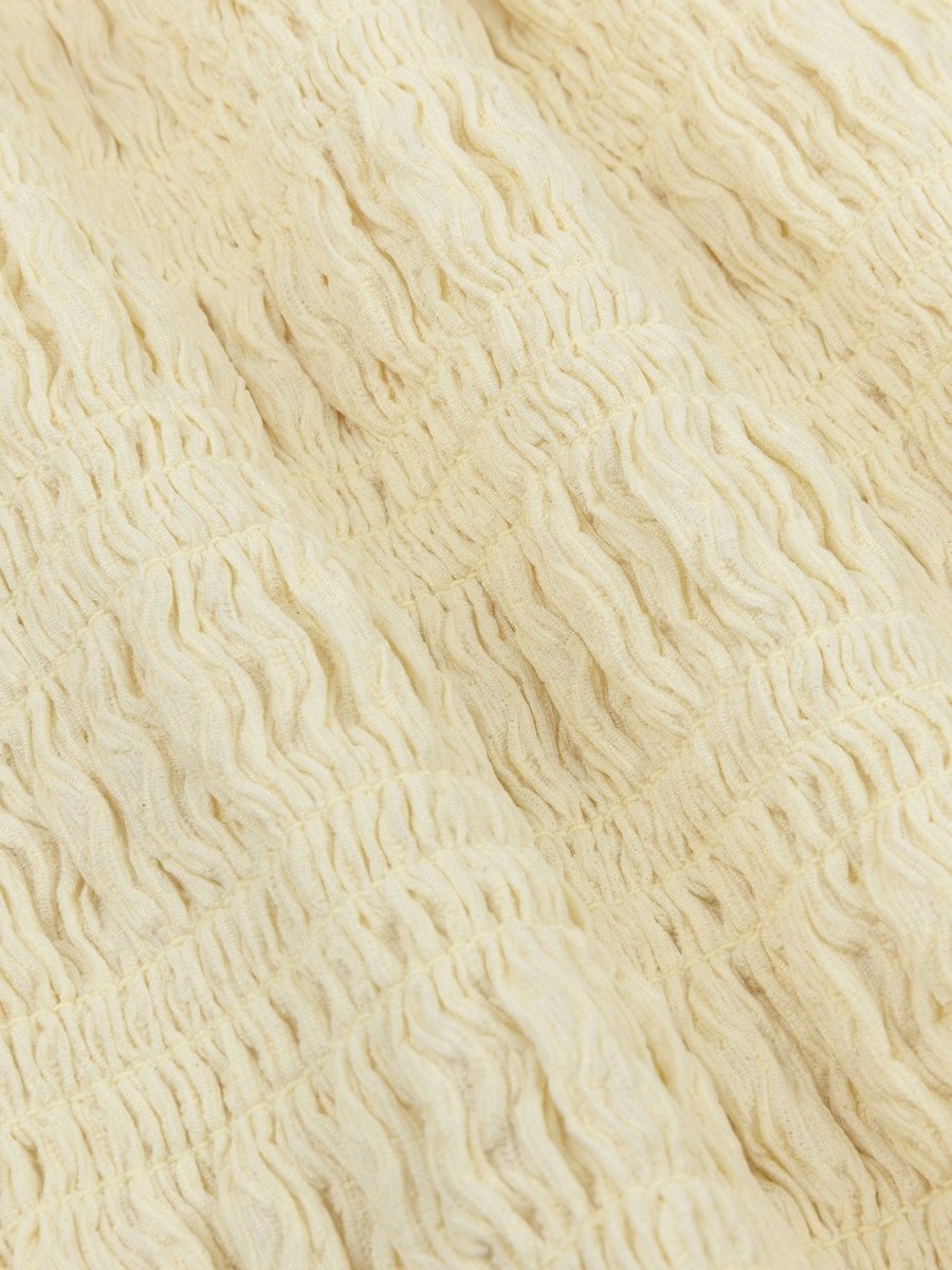 Een close-up detailfoto van een zachtgele stof | Ydence Diana | Jo&Co Club