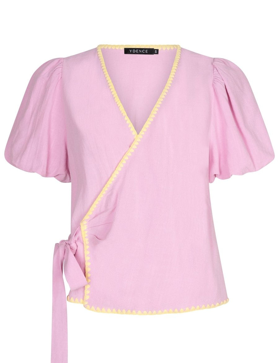 Een vrijstaande productfoto van een lila-roze wikkelblouse met korte pofmouwen | Ydence Ellis | Jo&Co Club