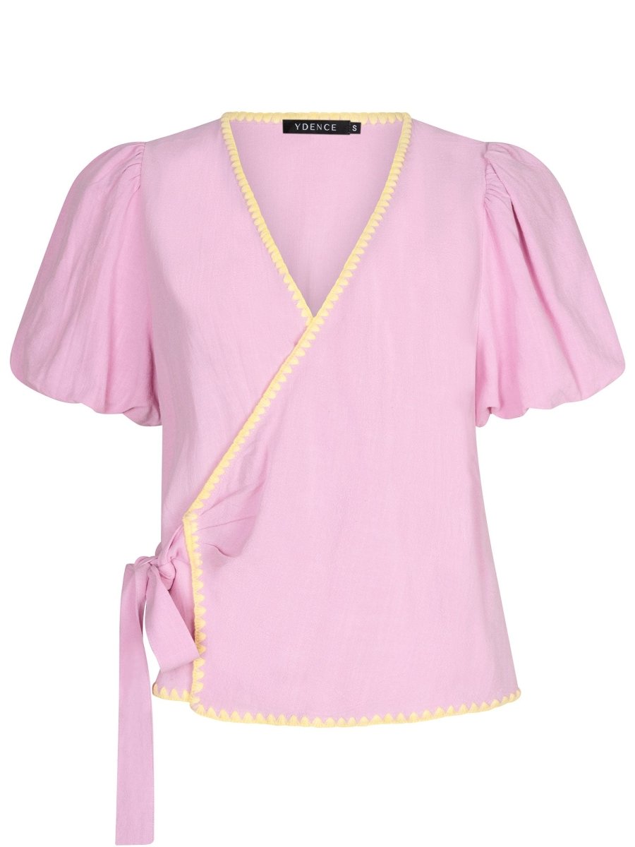 Een vrijstaande productfoto van een lila-roze wikkelblouse met korte pofmouwen | Ydence Ellis | Jo&Co Club