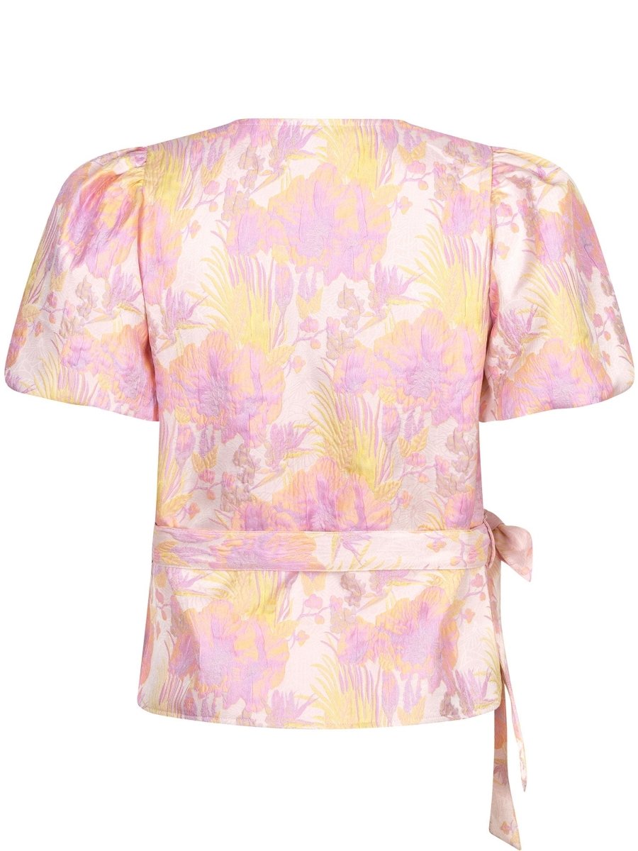 De achterkant van een damesblouse met korte pofmouwen, uitgevoerd in een jacquard stof | Ydence Hillary | Jo&Co Club