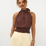 Mouwloze haltertop met een polkadotprint op een bruine achtergrond | Ydence Jamie | Jo&Co Club