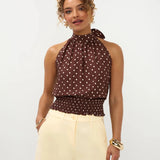 Mouwloze haltertop met een polkadotprint op een bruine achtergrond | Ydence Jamie | Jo&Co Club