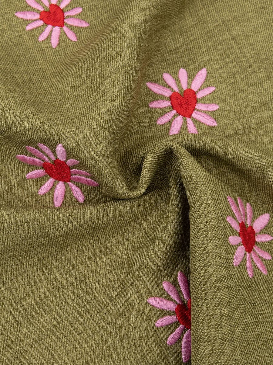 Details van de ydence philou blouse in groene kleur met bloemen borduursel.