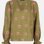 Productfoto van de voorkant van de ydence philou blouse in groene kleur met bloemen borduursel.