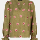 Productfoto van de voorkant van de ydence philou blouse in groene kleur met bloemen borduursel.