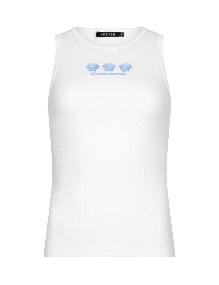 Een vrijstaande foto van een gebroken witte, geribbelde tanktop met een hoge, ronde halslijn | Ydence Sea shells | Jo&Co Club