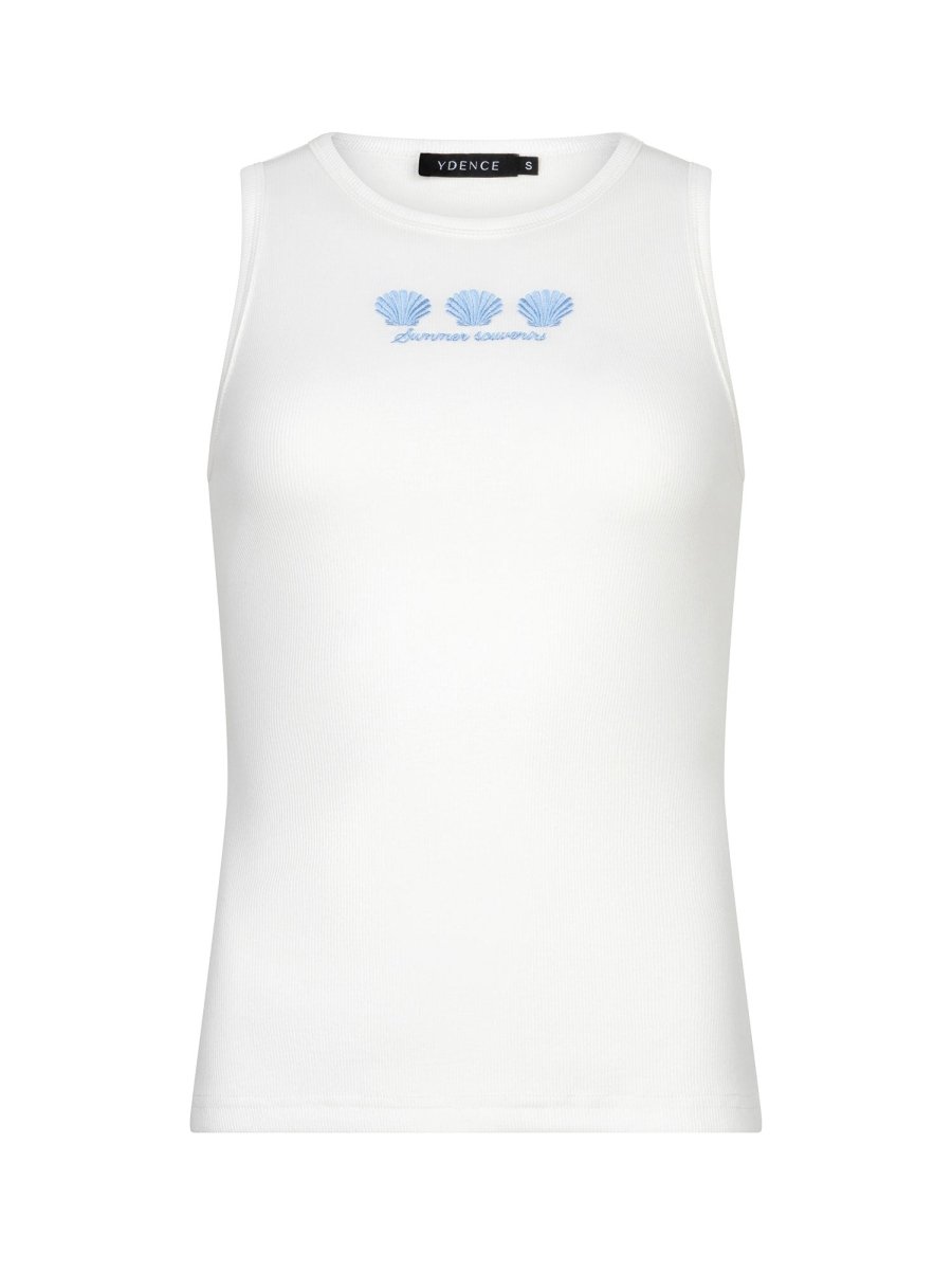 Een vrijstaande foto van een gebroken witte, geribbelde tanktop met een hoge, ronde halslijn | Ydence Sea shells | Jo&Co Club