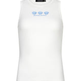 Een vrijstaande foto van een gebroken witte, geribbelde tanktop met een hoge, ronde halslijn | Ydence Sea shells | Jo&Co Club