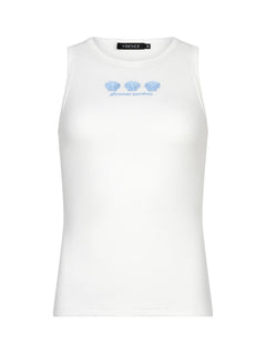 Een vrijstaande foto van een gebroken witte, geribbelde tanktop met een hoge, ronde halslijn | Ydence Sea shells | Jo&Co Club