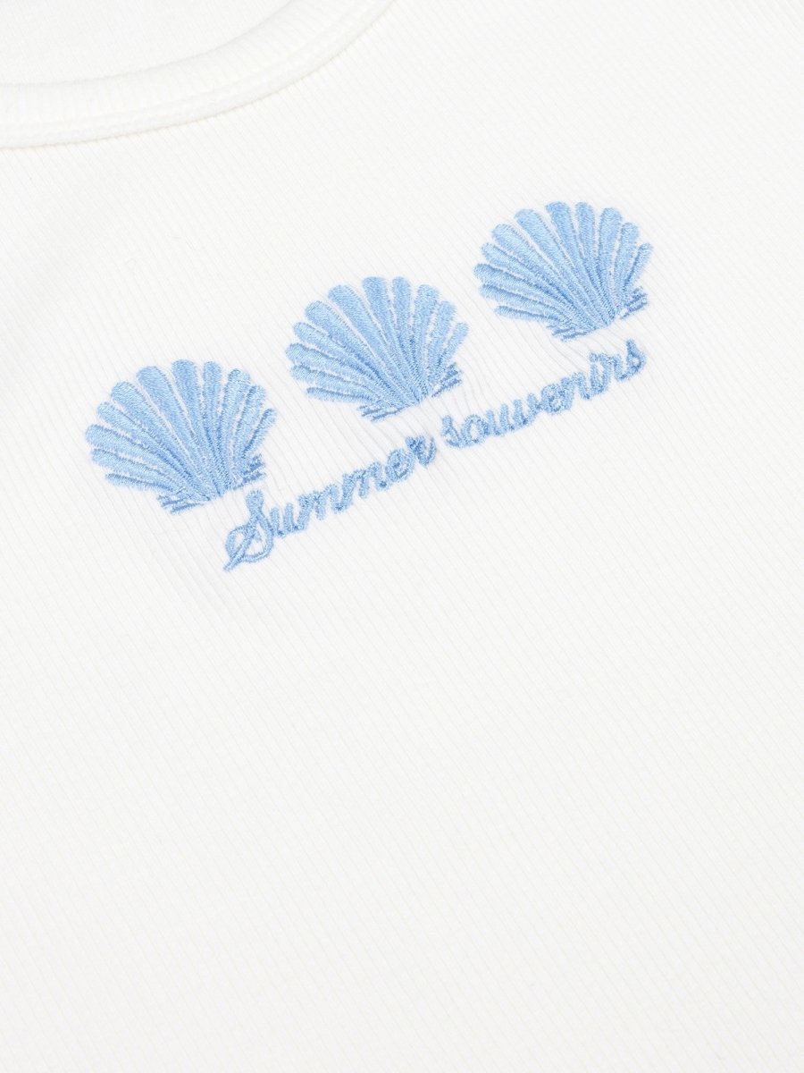 Dit is een detailopname van een gebroken witte, geribde top | Ydence Sea shells | Jo&Co Club