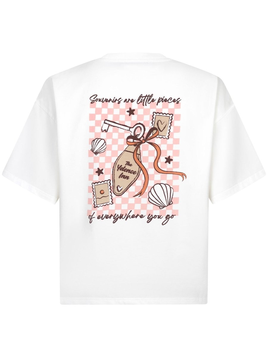 De achterkant van een wit T-shirt met een oversized pasvorm | Ydence The ydence Inn | Jo&Co Club