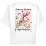 De achterkant van een wit T-shirt met een oversized pasvorm | Ydence The ydence Inn | Jo&Co Club