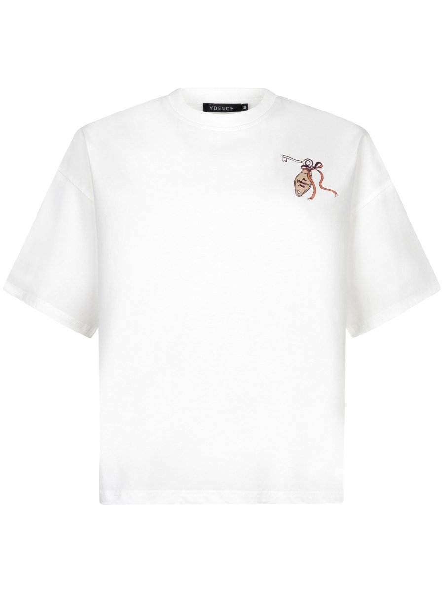 Vrijstaande productfoto van een wit, oversized T-shirt op een witte achtergrond | Ydence The ydence Inn | Jo&Co Club
