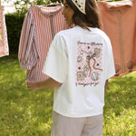 Model draagt de Ydence The Ydence Inn t-shirt in off-white