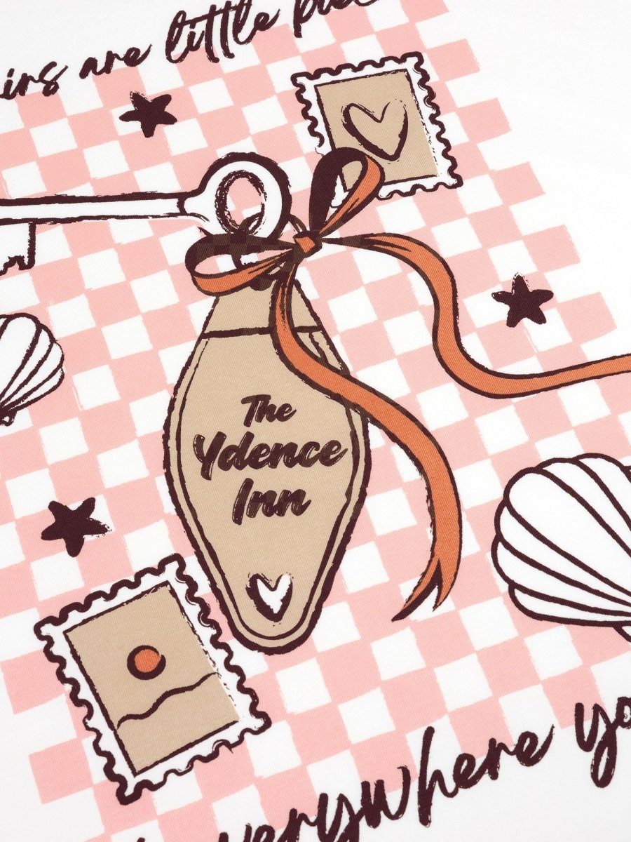 Een detailopname van een kledingstuk met een print op een witte ondergrond | Ydence The ydence Inn | Jo&Co Club