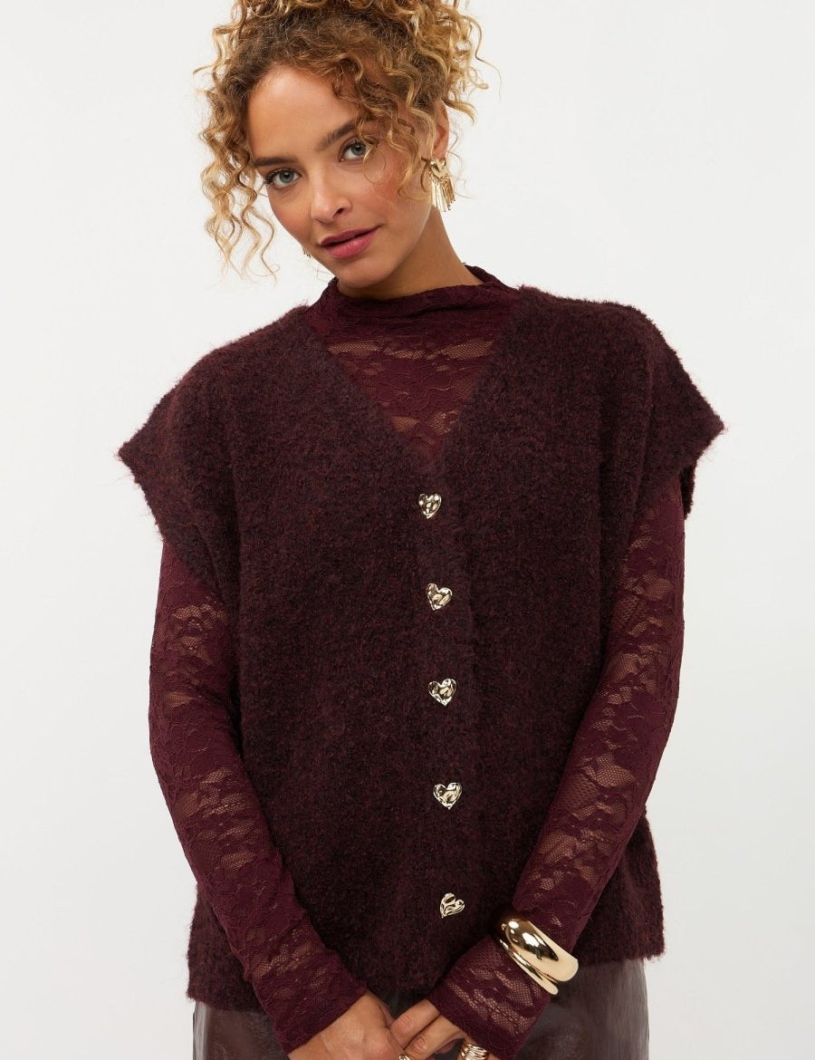 Model in pruimpaars vest met gouden hartjesknopen Ydence Rochelle | Jo&Co Club