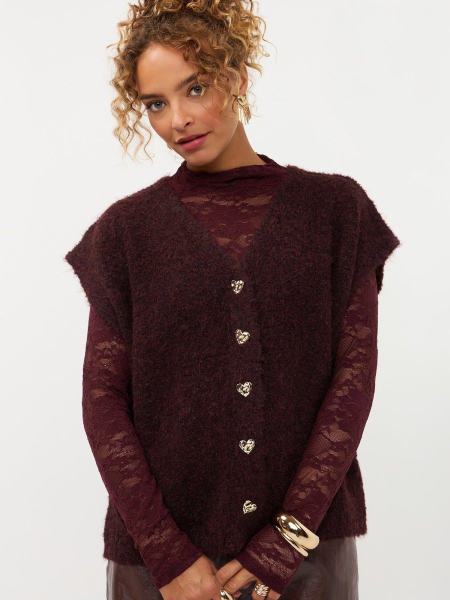 Model in pruimpaars vest met gouden hartjesknopen Ydence Rochelle | Jo&Co Club