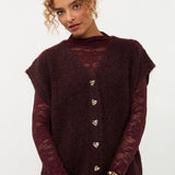 Model in pruimpaars vest met gouden hartjesknopen Ydence Rochelle | Jo&Co Club