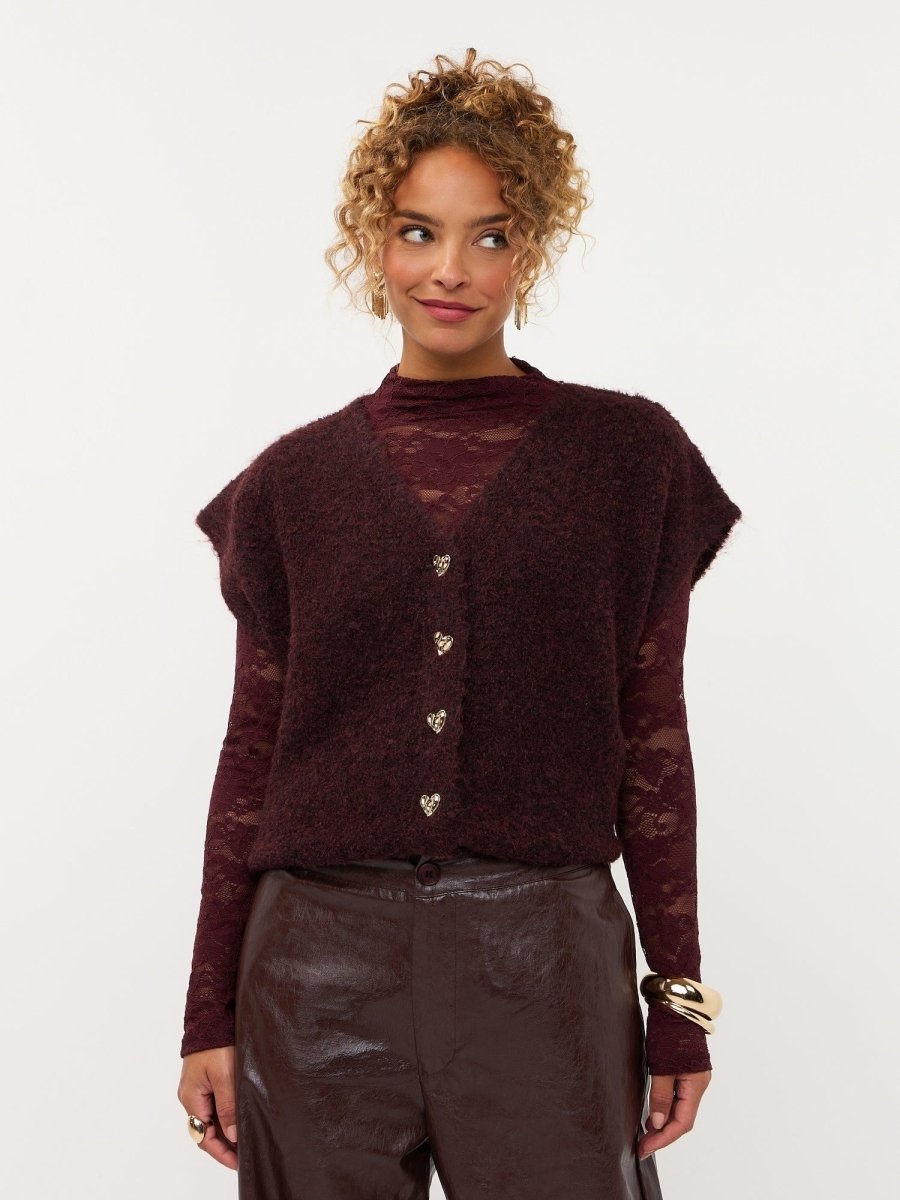 Model in pruimpaars vest met gouden hartjesknopen Ydence Rochelle | Jo&Co Club