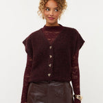 Model in pruimpaars vest met gouden hartjesknopen Ydence Rochelle | Jo&Co Club