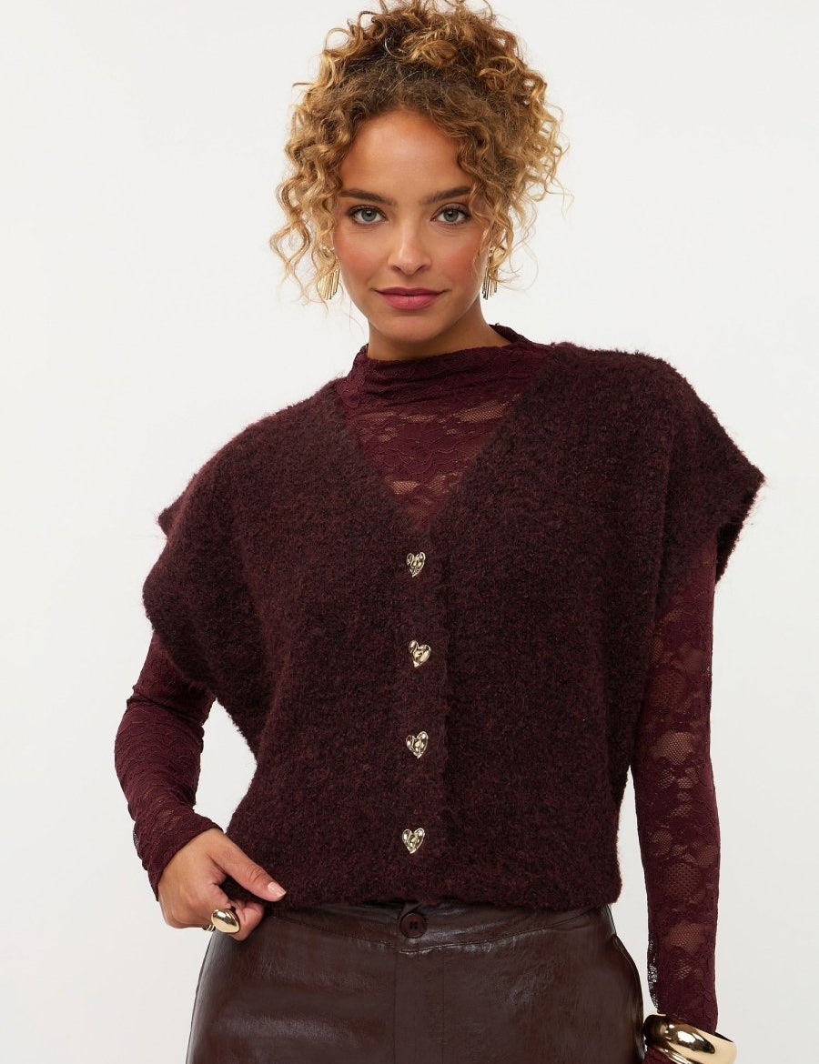 Model in pruimpaars vest met gouden hartjesknopen Ydence Rochelle | Jo&Co Club
