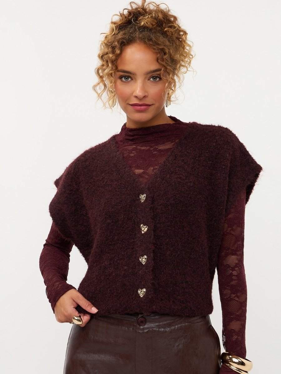 Model in pruimpaars vest met gouden hartjesknopen Ydence Rochelle | Jo&Co Club
