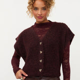 Model in pruimpaars vest met gouden hartjesknopen Ydence Rochelle | Jo&Co Club