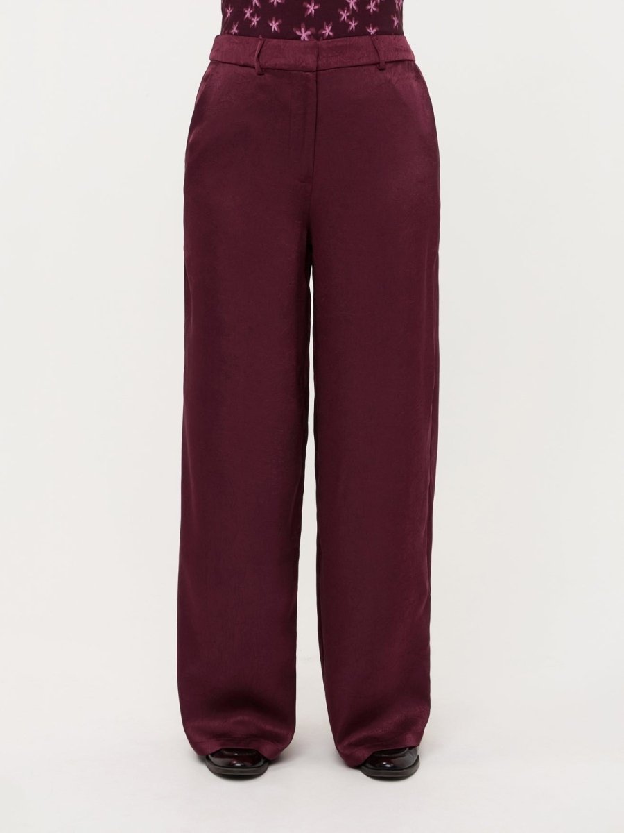Campagnebeeld Ydence winter 2026: bordeaux wijde broek Ydence Cecillia | Jo&Co Club