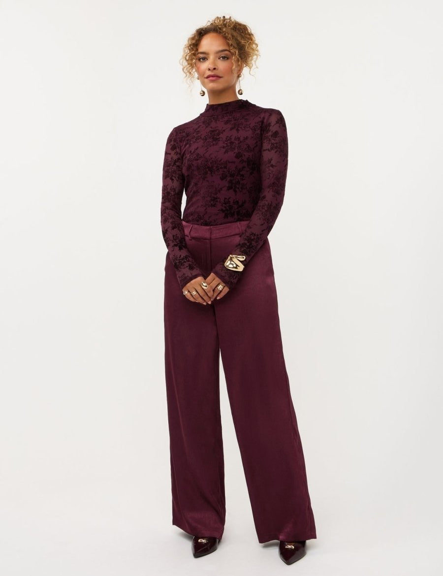 Model in bordeaux wijde broek Ydence Cecillia | Jo&Co Club