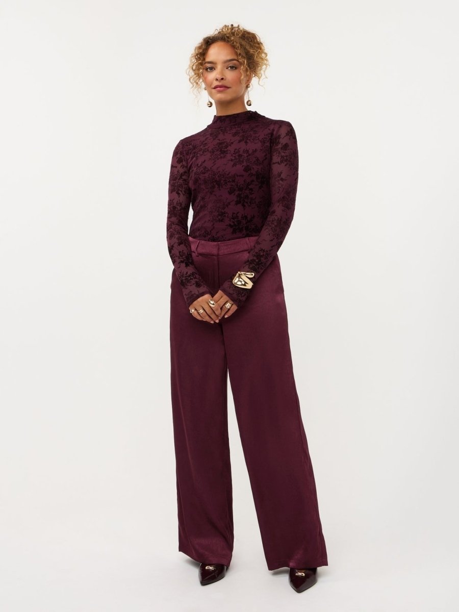Model in bordeaux wijde broek Ydence Cecillia | Jo&Co Club