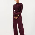 Model in bordeaux wijde broek Ydence Cecillia | Jo&Co Club