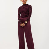 Model in bordeaux wijde broek Ydence Cecillia | Jo&Co Club